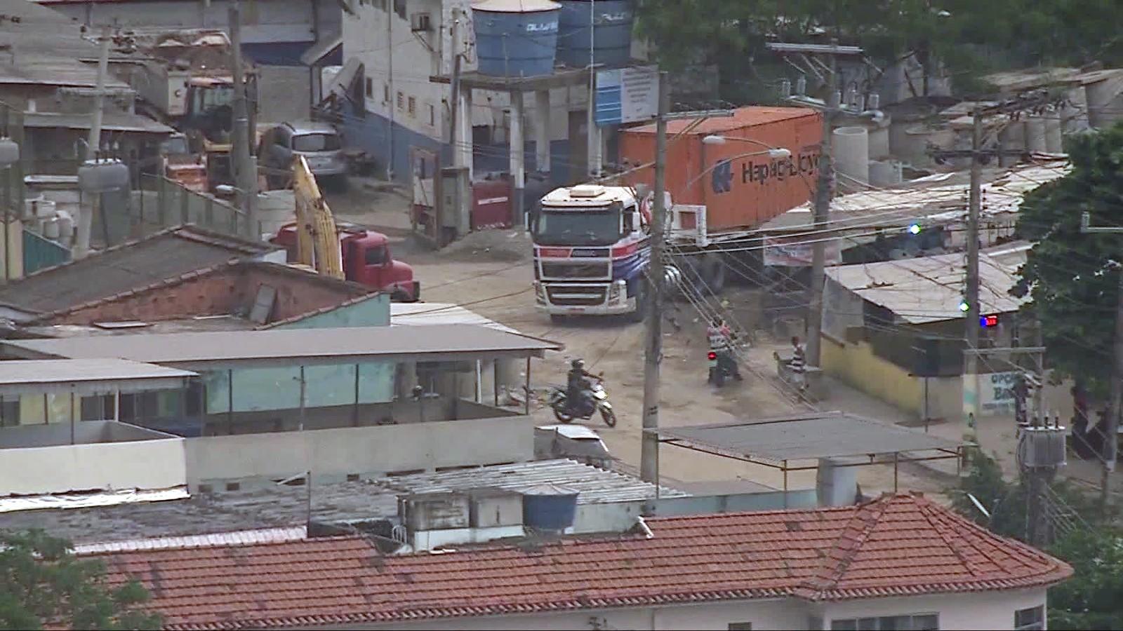 Dono de caminhões roubados no RJ aluga helicóptero para tentar recuperar a carga