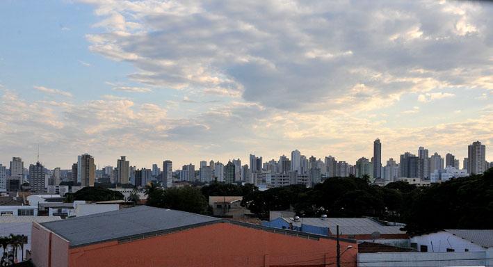 Tempo nublado, chuvas e trovoadas no 1º dia do mês