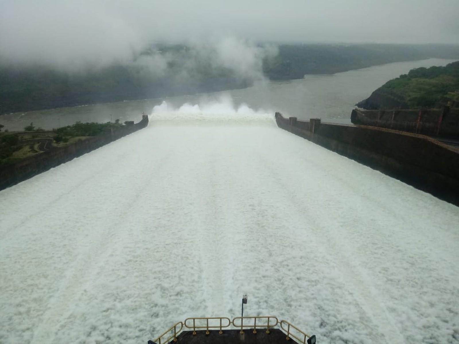 Usina de Itaipu volta a abrir vertedouro