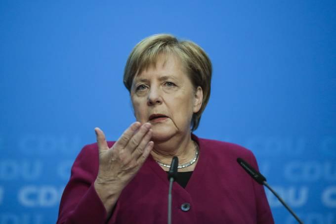 Merkel promete continuar governo após renúncia de líder do SPD