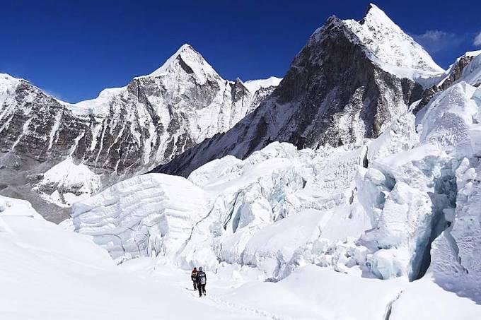 Cinco corpos de alpinistas são encontrados no Himalaia