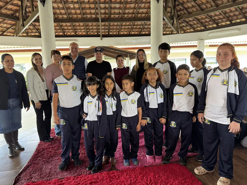 Caracol entrega novos uniformes a todos os alunos da rede municipal