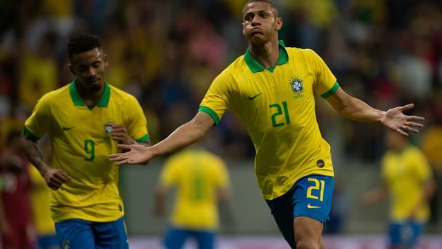 Brasil vence Catar e Neymar deixa campo machucado