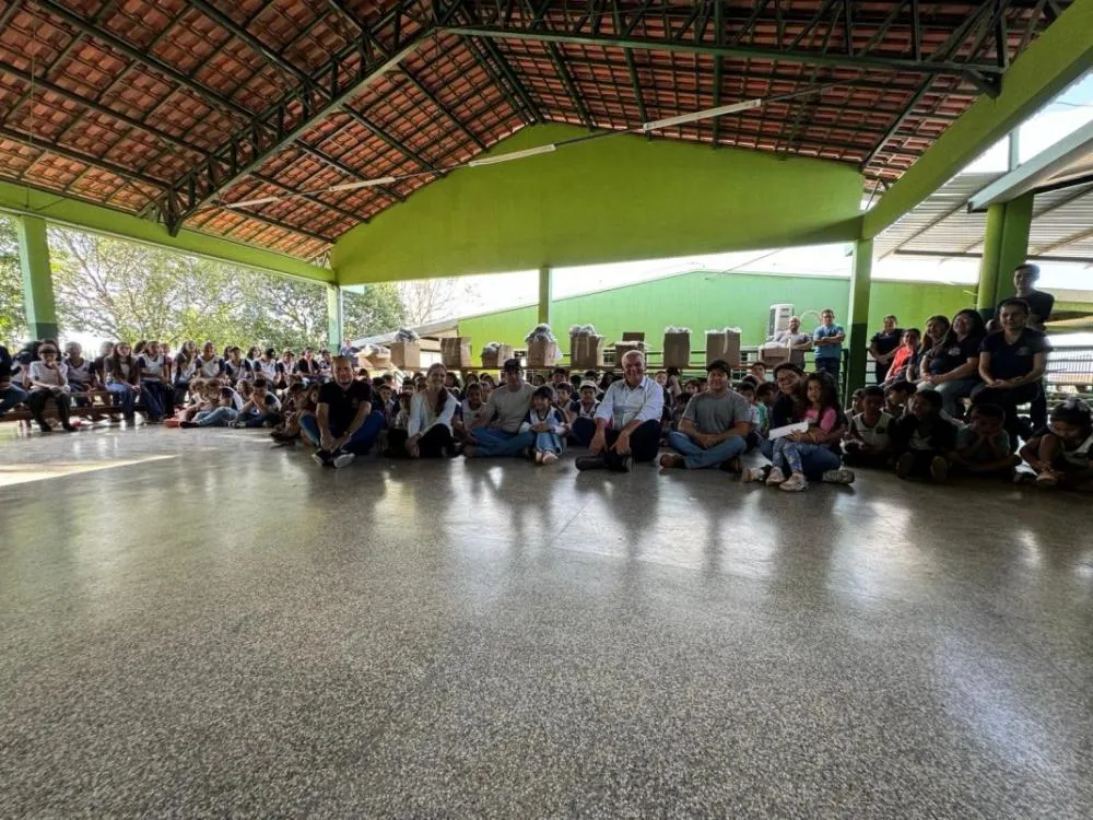 Alunos do Alto Caracol recebem uniformes novos em evento com desfile e comemoração