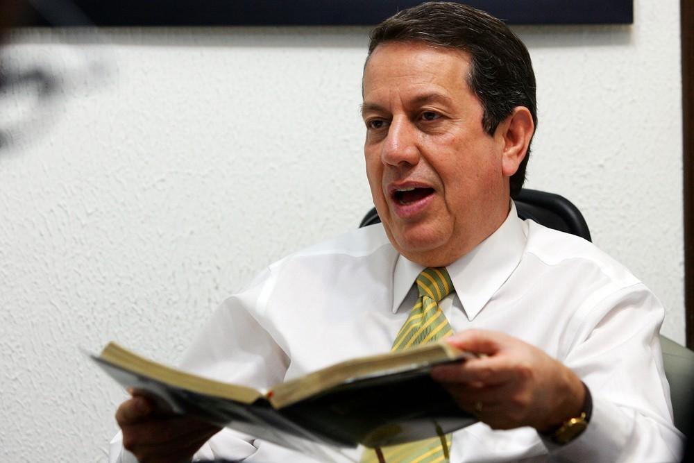 Justiça suspende passaporte diplomático de R.R. Soares