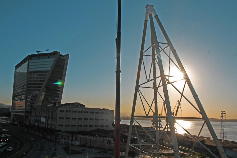 Roda-gigante começa a surgir no Porto do Rio