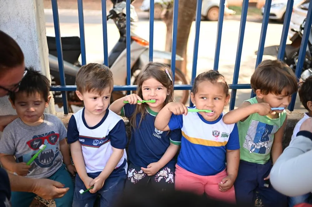 Prefeitura de Jardim promove ação de saúde bucal nos CIEIs com escovação orientada e entrega de kits