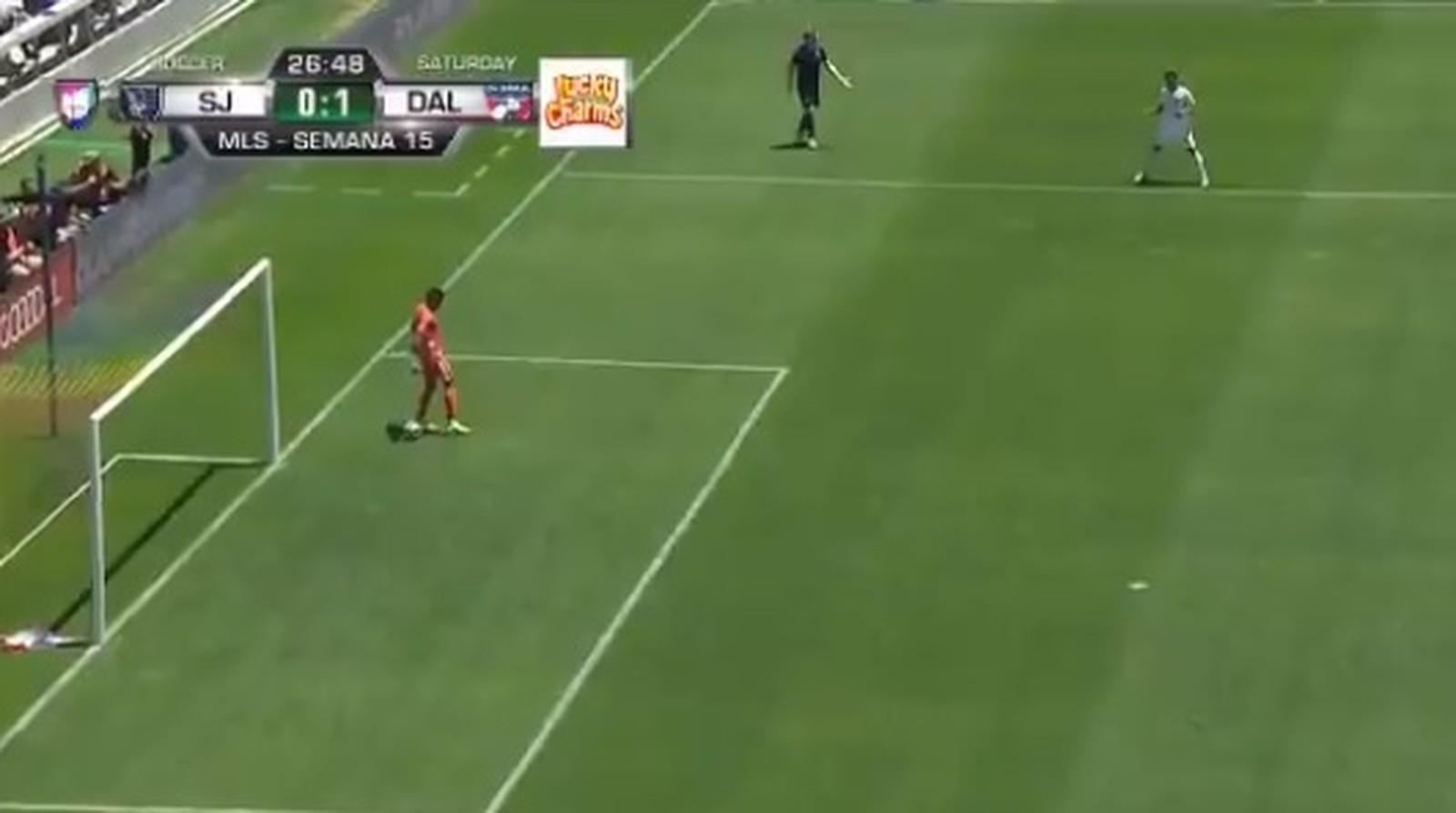 Goleiro argentino faz gol contra bizarro na MLS. Assista (e tente não rir)
