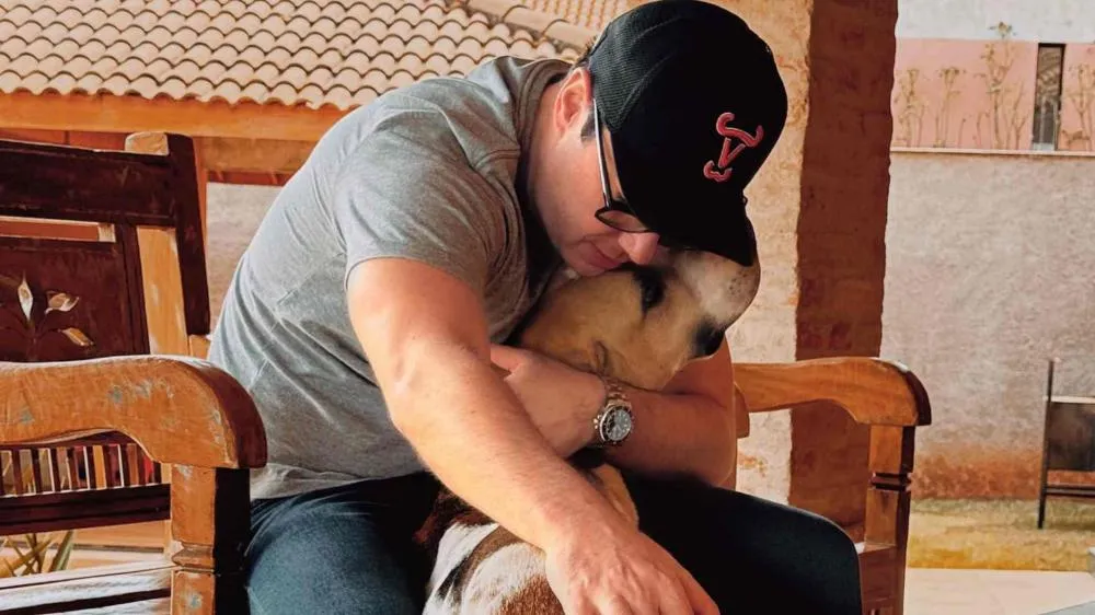 Doguinho que assistiu show de João Bosco e Vinícius é adotado por cantor da dupla