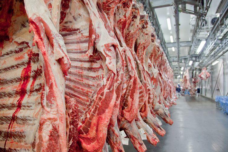 China retoma importações de carne bovina do Brasil