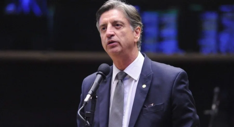 Deputado demite assessor com mandado de prisão aberto