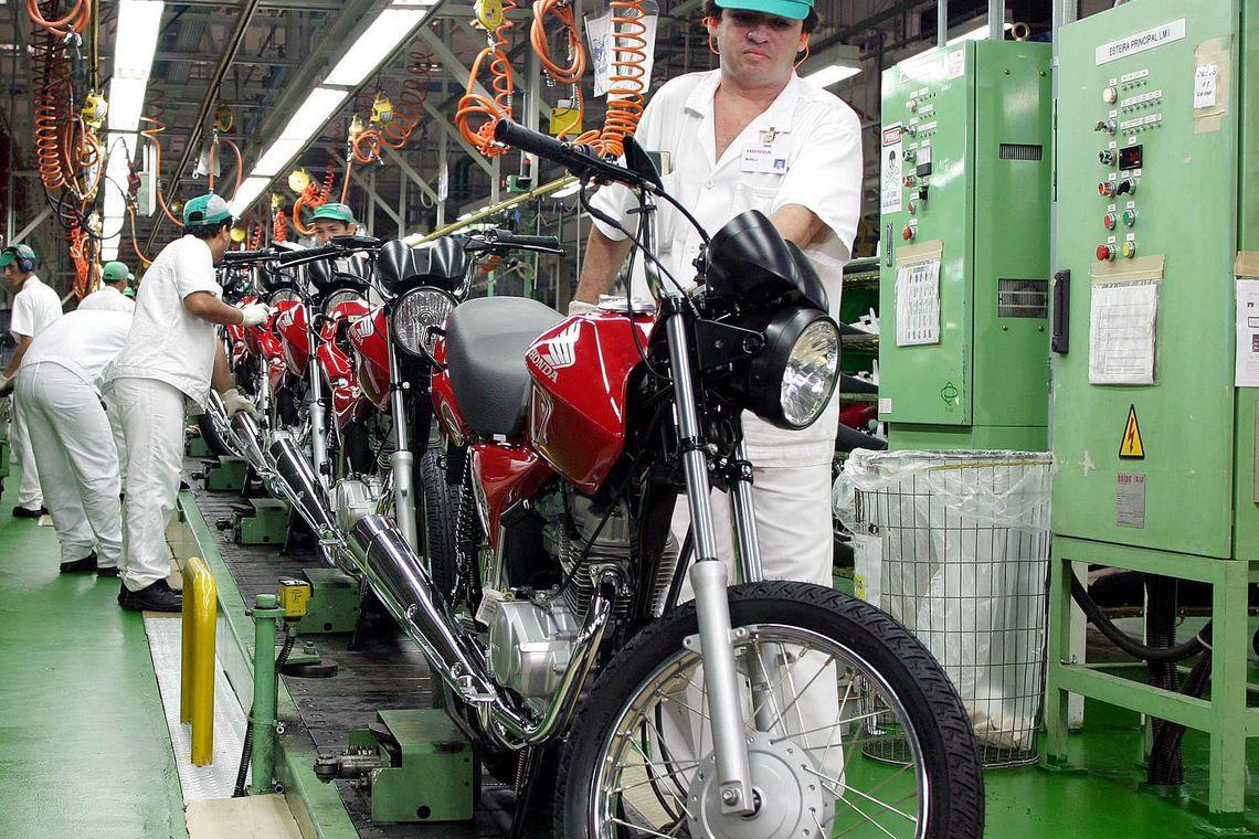 PIB recua 0,9% no trimestre encerrado em abril, diz FGV