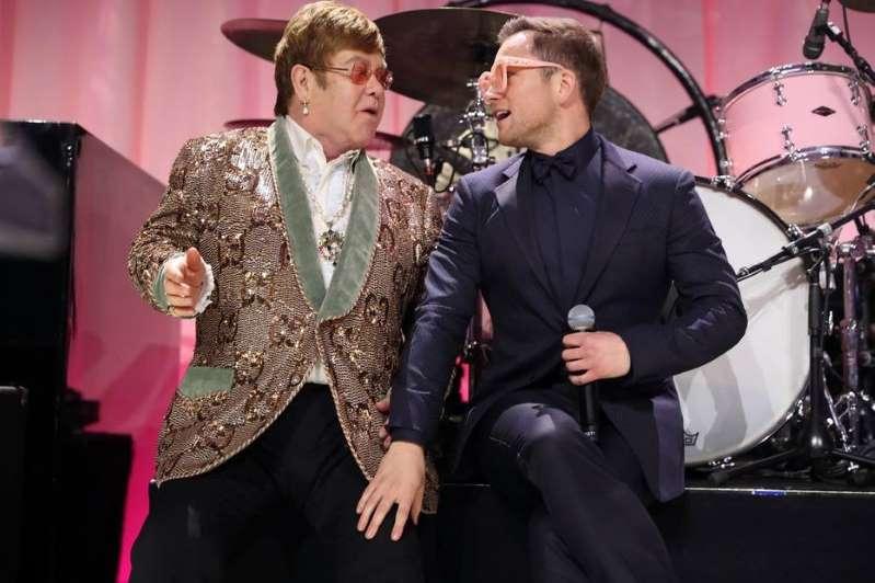 Elton John: 'Eu me sentia em casa no palco. Fora dele, não'