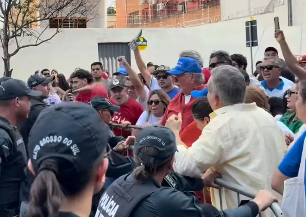 Vídeo: Grito dos Excluídos volta a ter confusão com polícia e uso de spray de pimenta em autoridades