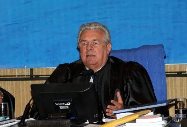 Juiz cassa aposentadoria de ex-presidente do TCE e determina pagamento de R$ 7,5 milhões