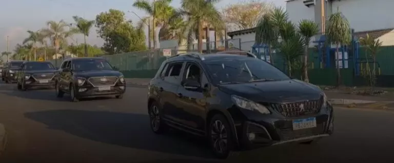 Bolsonaro deixa prisão domiciliar e segue para hospital com escolta da PF