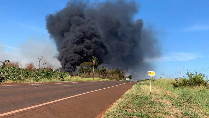Incêndio atinge usina de reciclagem de Campo Grande e fumaça atrapalha trânsito na BR-060