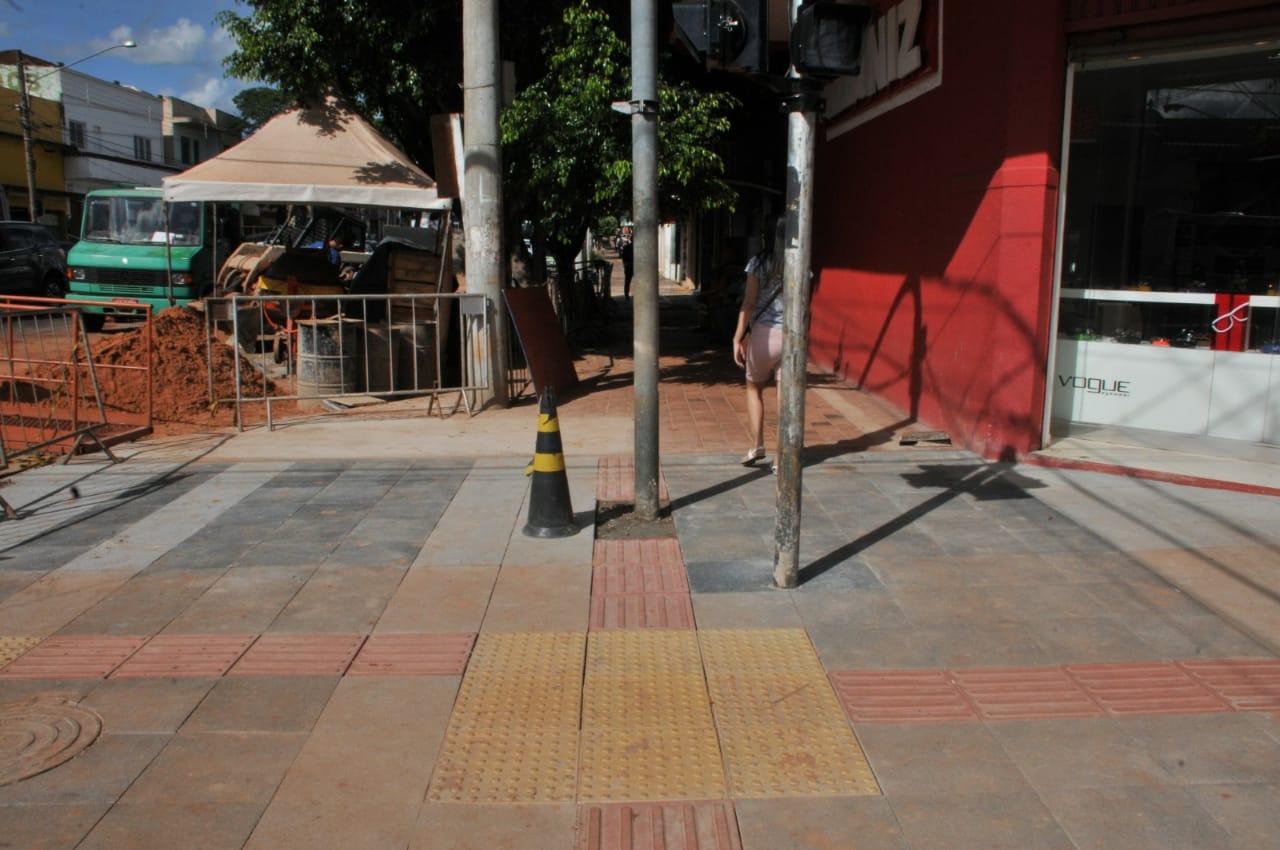 Após 9 anos, Prefeitura deixa de exigir piso tátil em calçadas