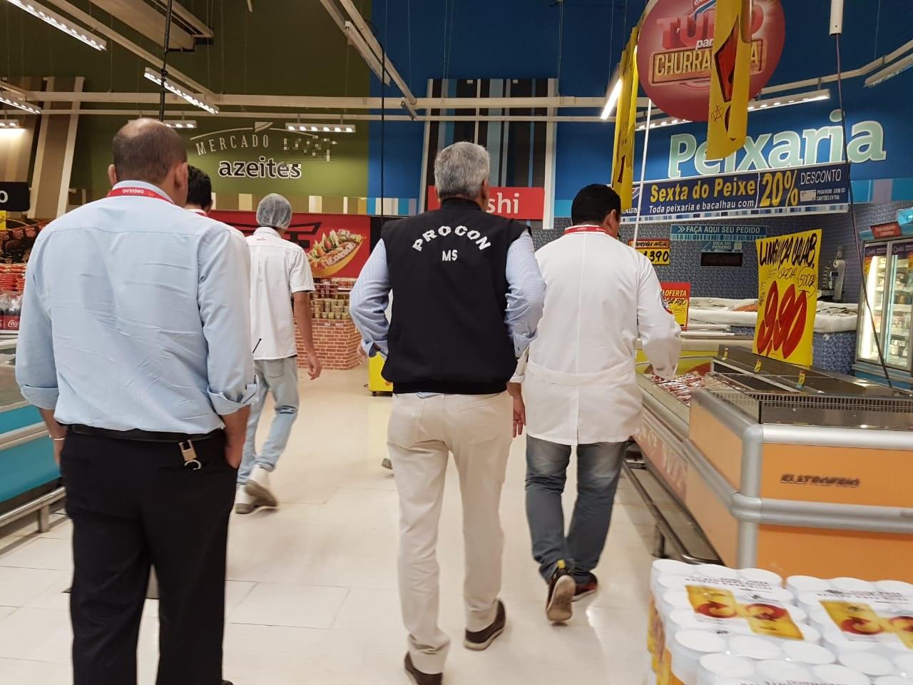 Hipermercado é autuado por adulterar prazo de validade de produtos