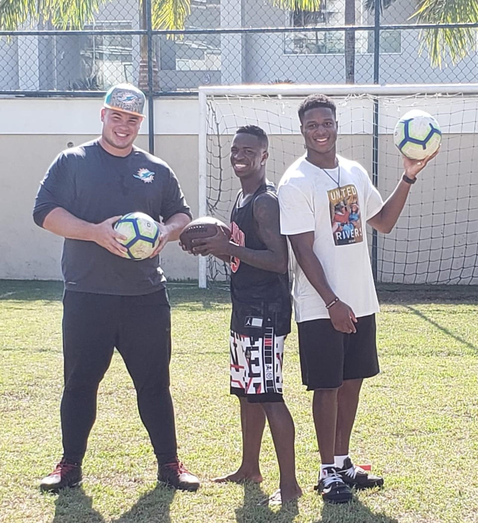 Futebol x futebol: brasileiro do Miami Dolphins, Duzão encontra Vinicius Jr., craque do Real Madrid