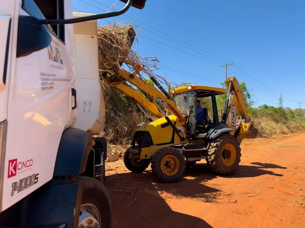 Prefeitura de Jardim realiza ação de limpeza na estrada próxima ao lixão