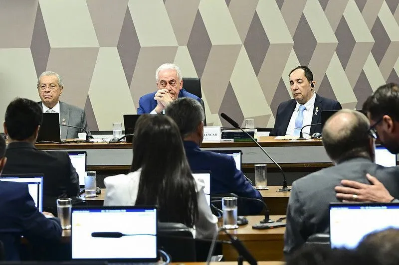 Por unanimidade, CCJ do Senado rejeita PEC da Blindagem