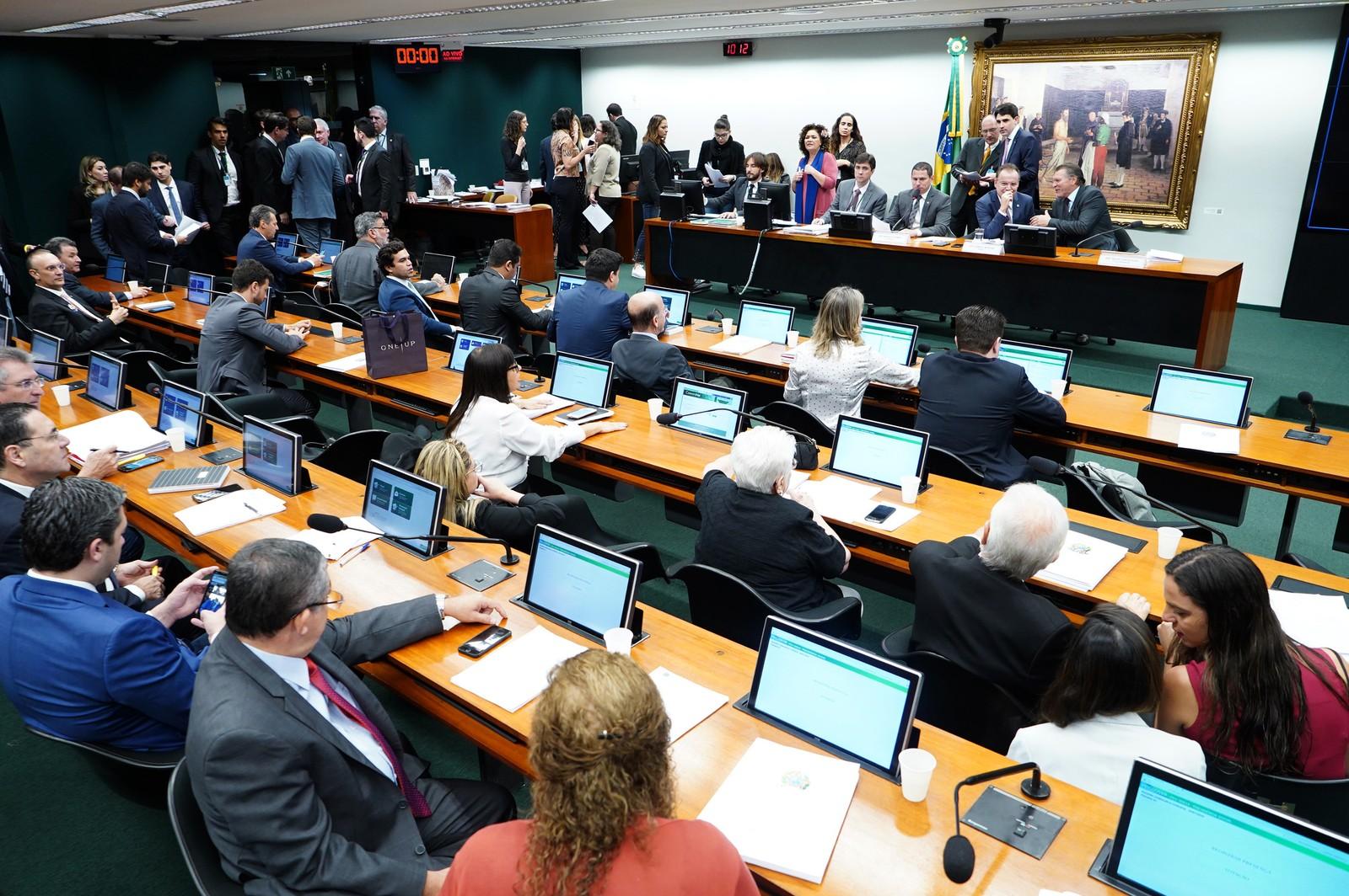 Texto da Previdência aprovado reduz previsão de economia