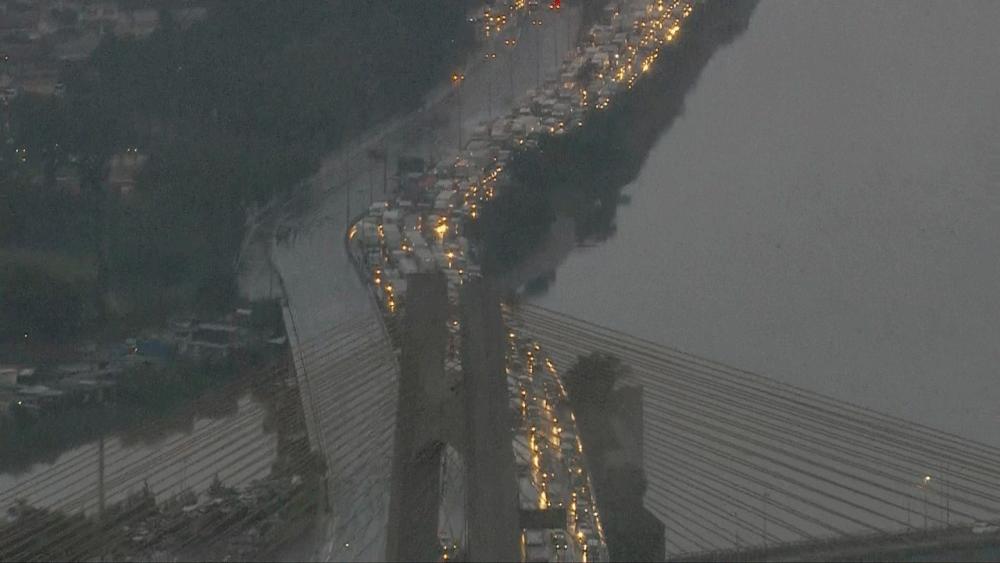 SP: alagamento fecha trecho da Marginal Tietê