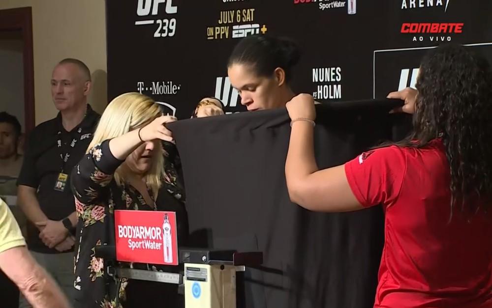 Amanda Nunes precisa tirar a roupa para subir à balança e bater o peso antes do UFC 239