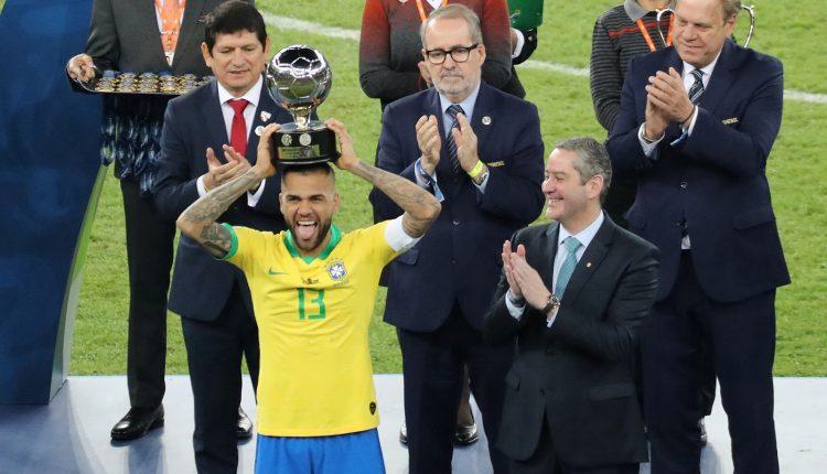 Daniel Alves amplia seu recorde de títulos para 40