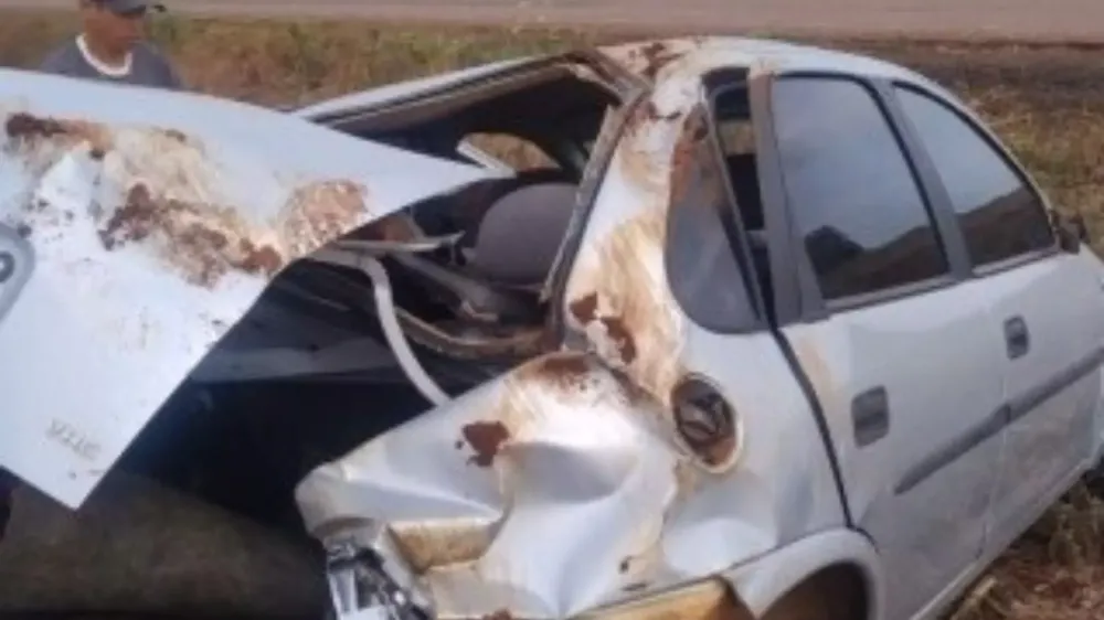 Carro com recém-nascido a caminho de hospital capota na MS-276