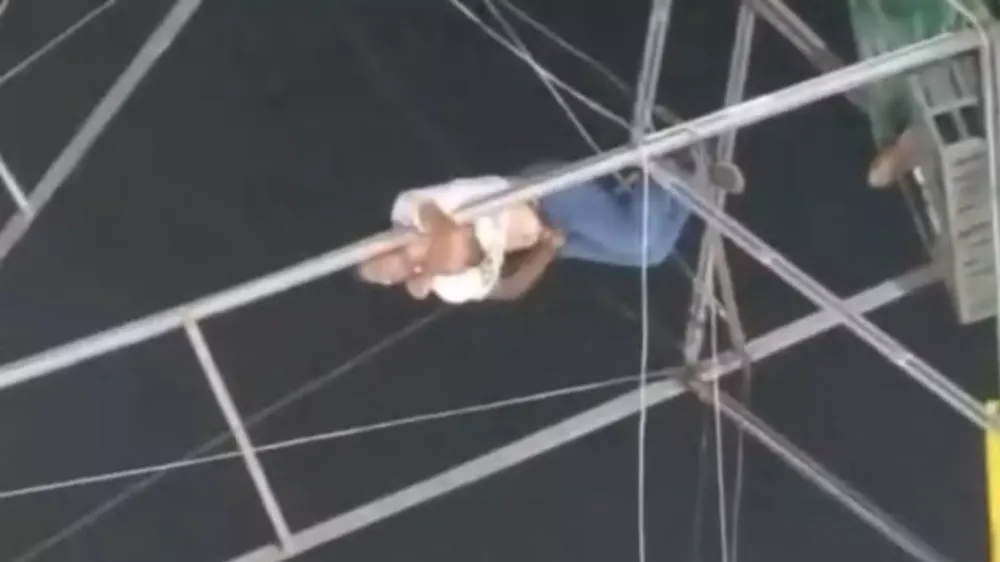 VÍDEO: cadeira de roda-gigante quebra e homem fica pendurado no brinquedo
