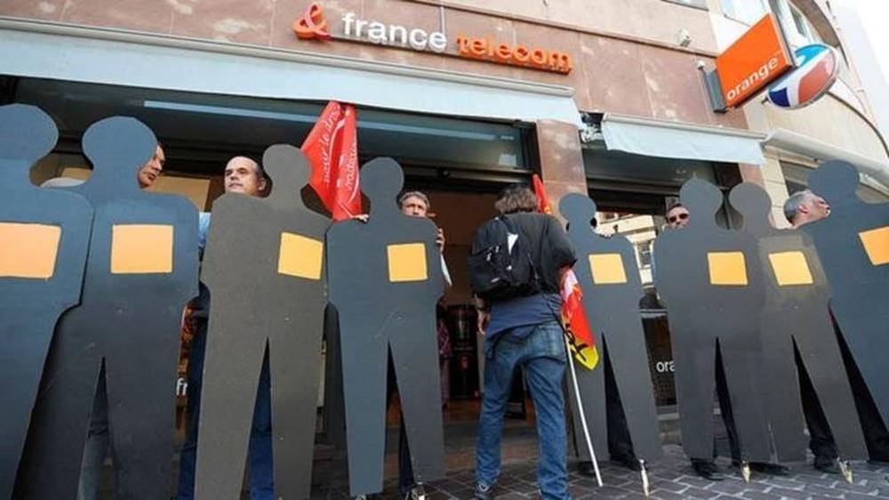 Em julgamento histórico, executivos na França respondem por suicídio de 35 funcionários