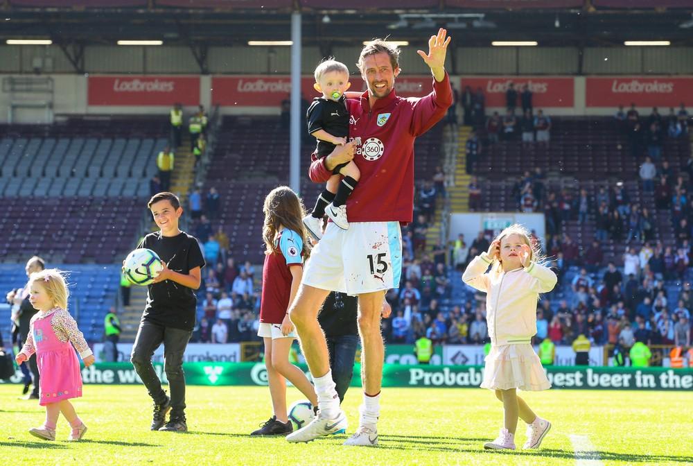 Grandalhão Peter Crouch anuncia aposentadoria dos gramados aos 38 anos