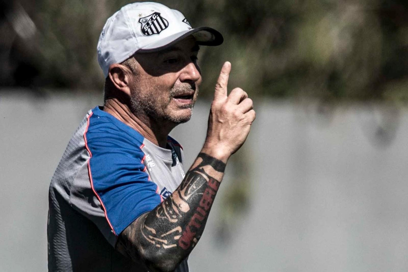 Sampaoli explica reclamações à diretoria e diz que é impossível pedir demissão do Santos
