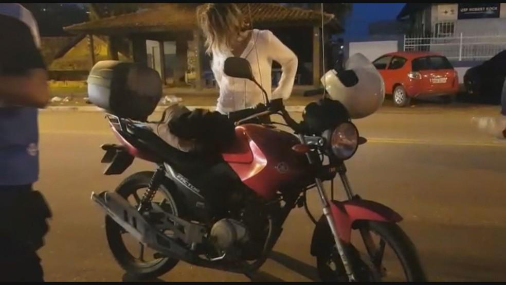 Mulher é presa no RJ com restos de vacina na bolsa