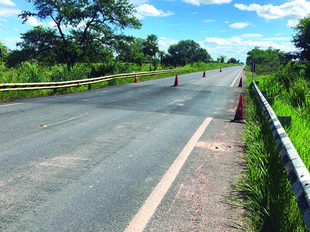 Bueiro pode romper e isolar Murtinho em trecho da BR-267