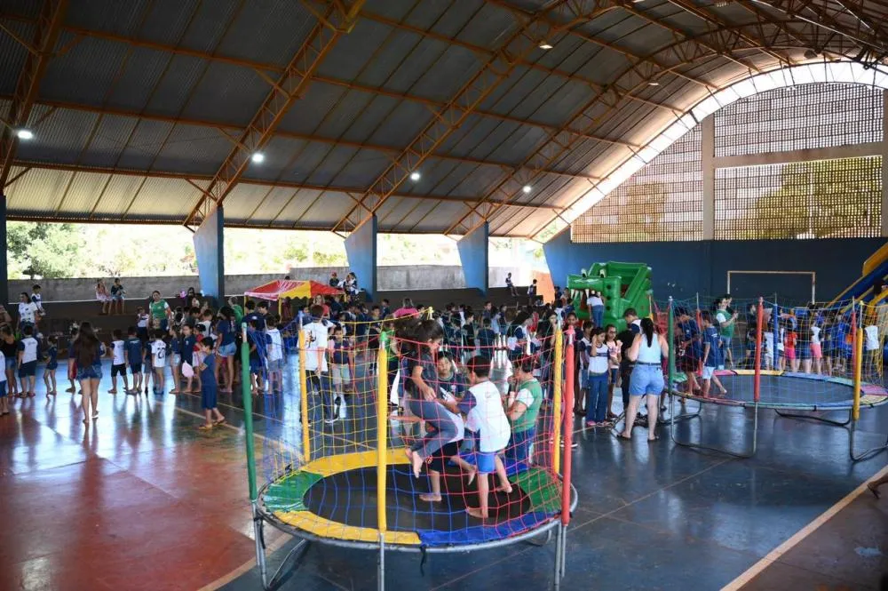Sorrisos e brincadeiras transformam o Dia das Crianças na Escola Oswaldo Fernandes Monteiro
