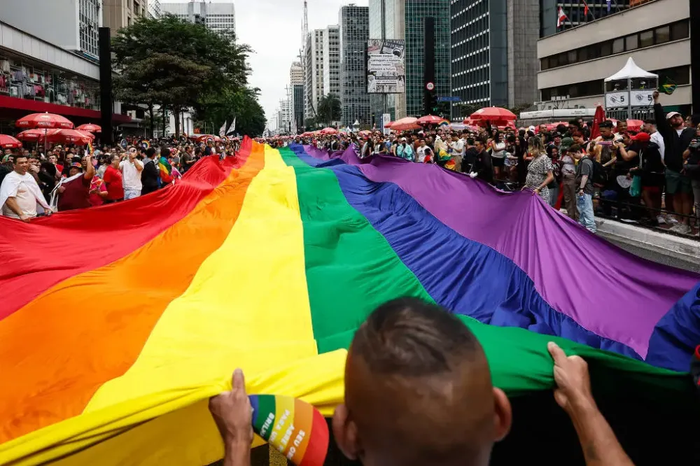 Bandeira LGBTQIA+ aberta na Parada do Orgulho, em São Paulo – Eduardo Knapp – 22.jun.25/Folhapress