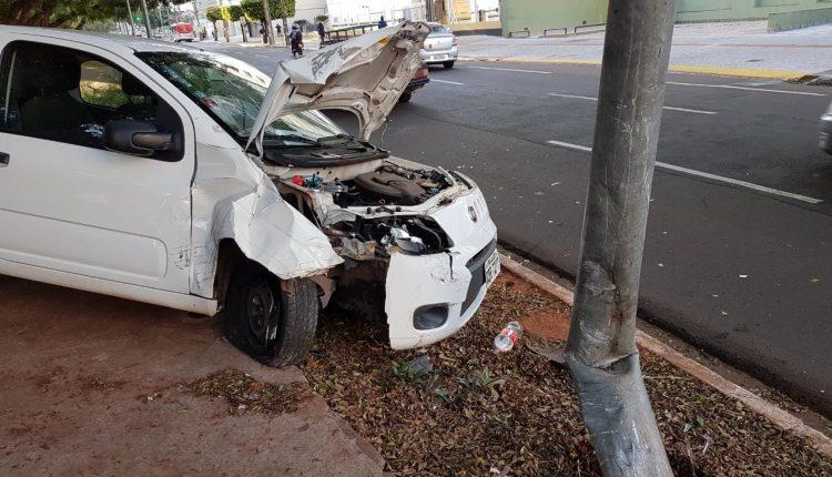 Motorista se envolve em acidente na Afonso Pena e quase atinge estátua de Manoel de Barros