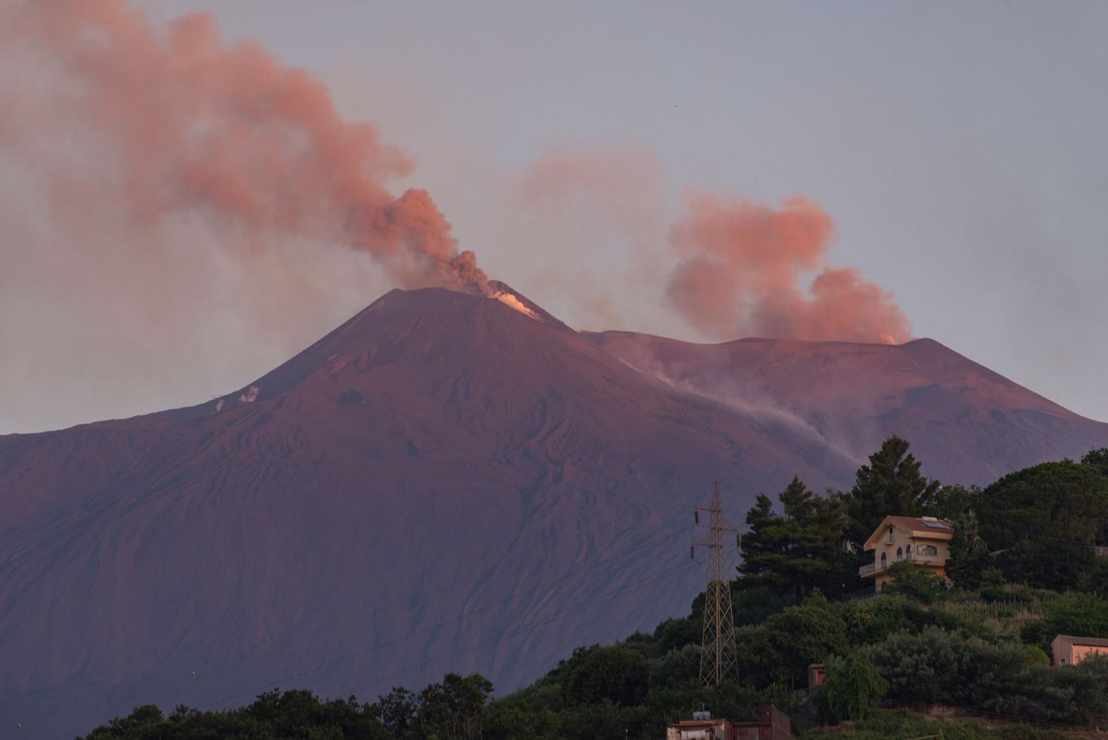 Vulcão Etna lança lava e nuvens de fuligem