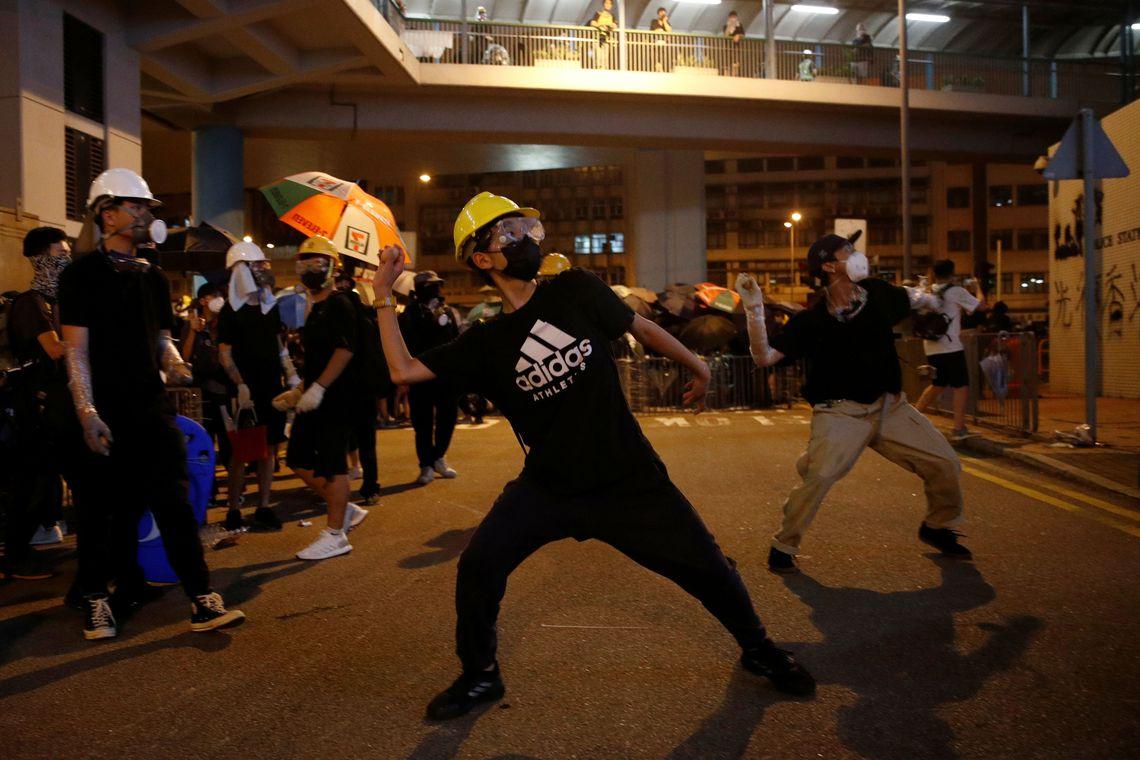 Ataque contra manifestantes gera revolta em Hong Kong