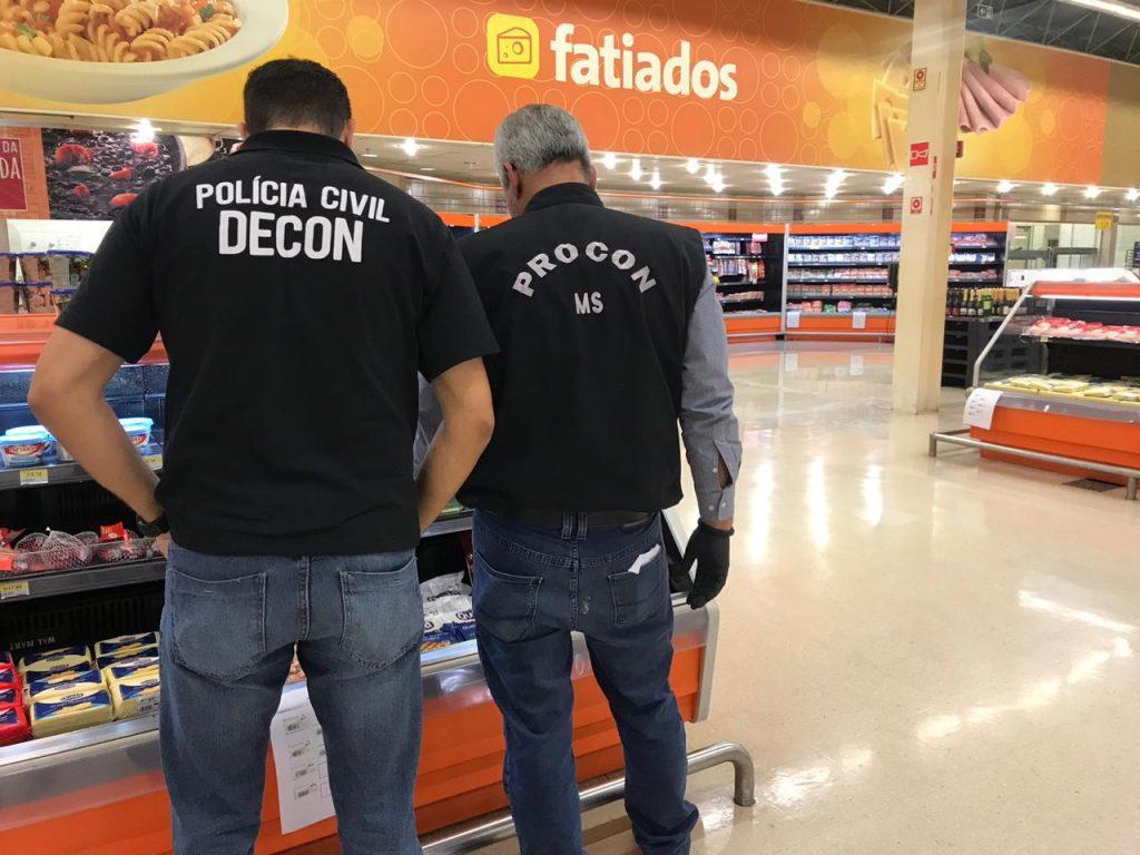 Procon encontra mais de 200 produtos vencidos e irregulares no Walmart