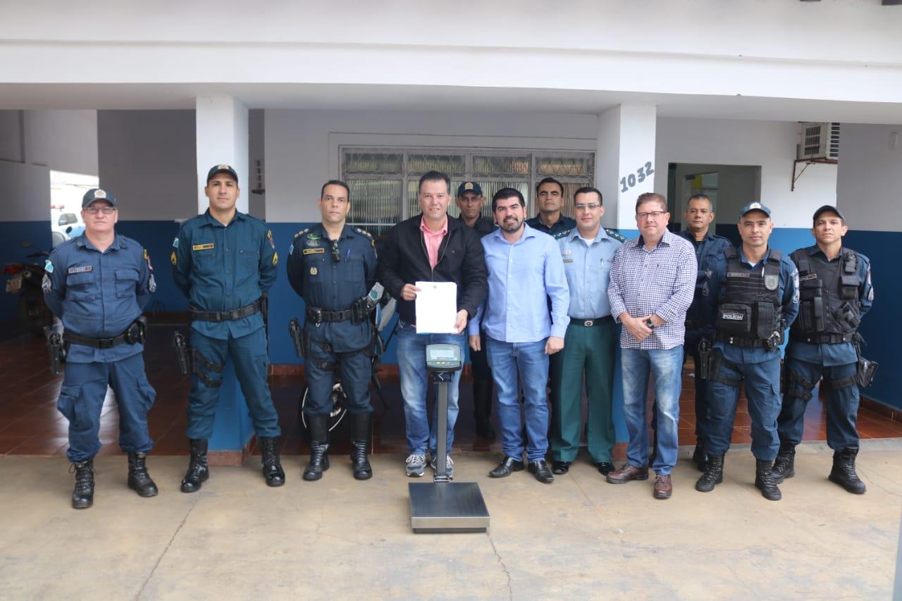 Prefeito e presidente da Câmara entregam balança para 11ºBPM em Jardim