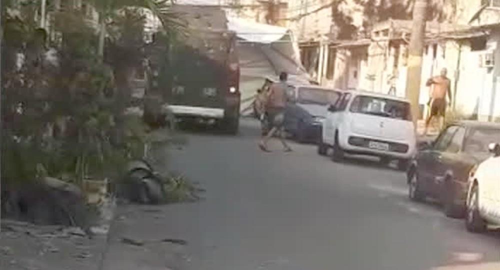 Moradores afirmam que blindado destruiu carros