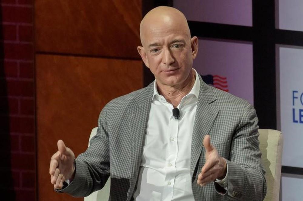 Jeff Bezos vende R$ 1,8 bilhão em ações da Amazon