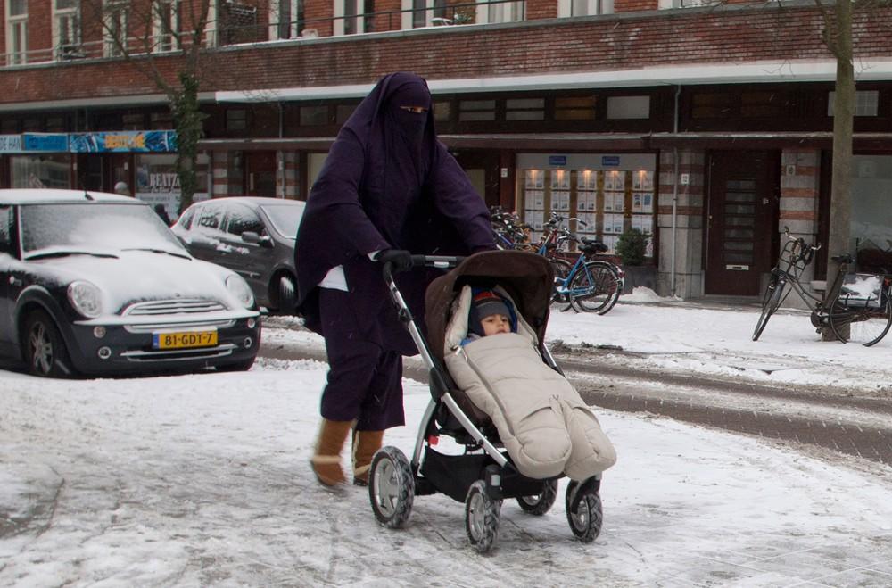 Entra em vigor lei que proíbe uso de véu islâmico em público na Holanda