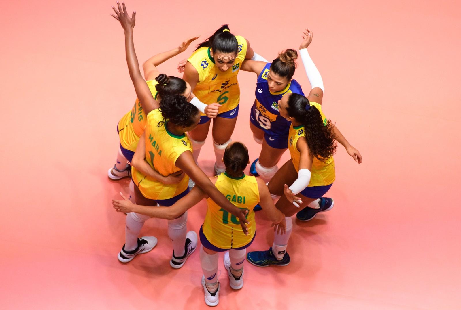 Volta de trio e olho em Tóquio: Brasil abre Pré-Olímpico feminino de vôlei contra Camarões