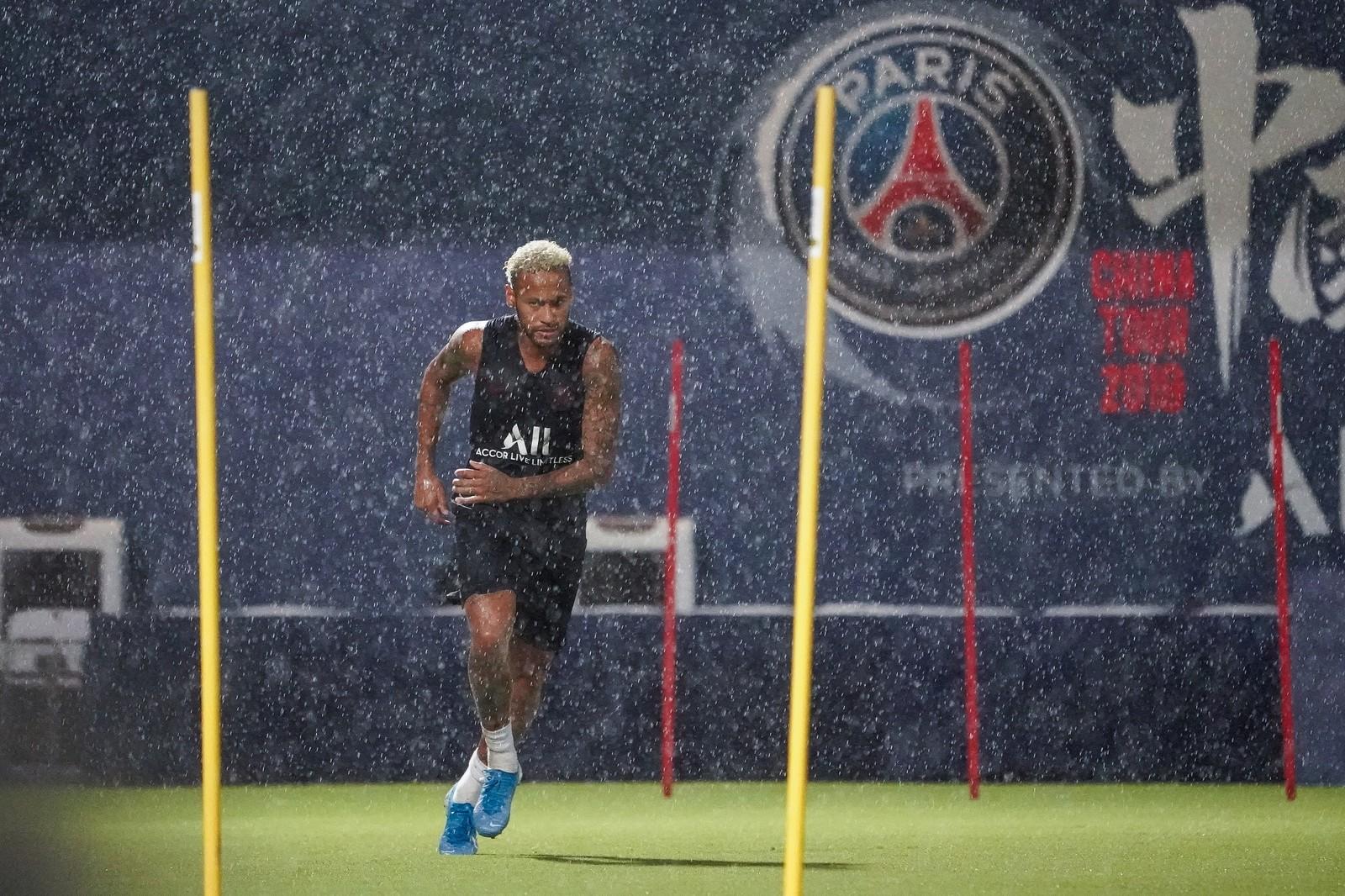 Barcelona cogita empréstimo com opção de compra para ter Neymar nesta temporada