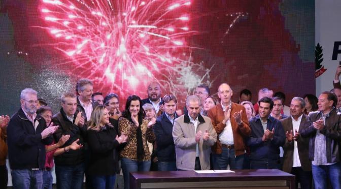 Em Ponta Porã, governador lança anel rodoviário e entrega títulos da Agehab